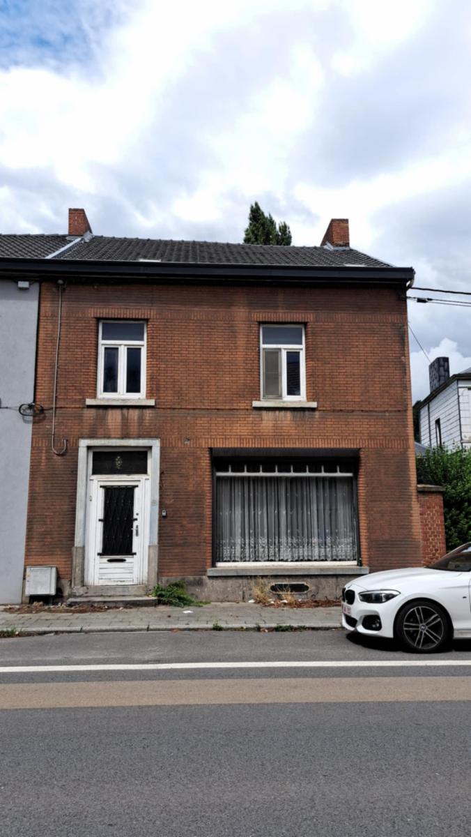 Grande maison avec beau jardin boisé