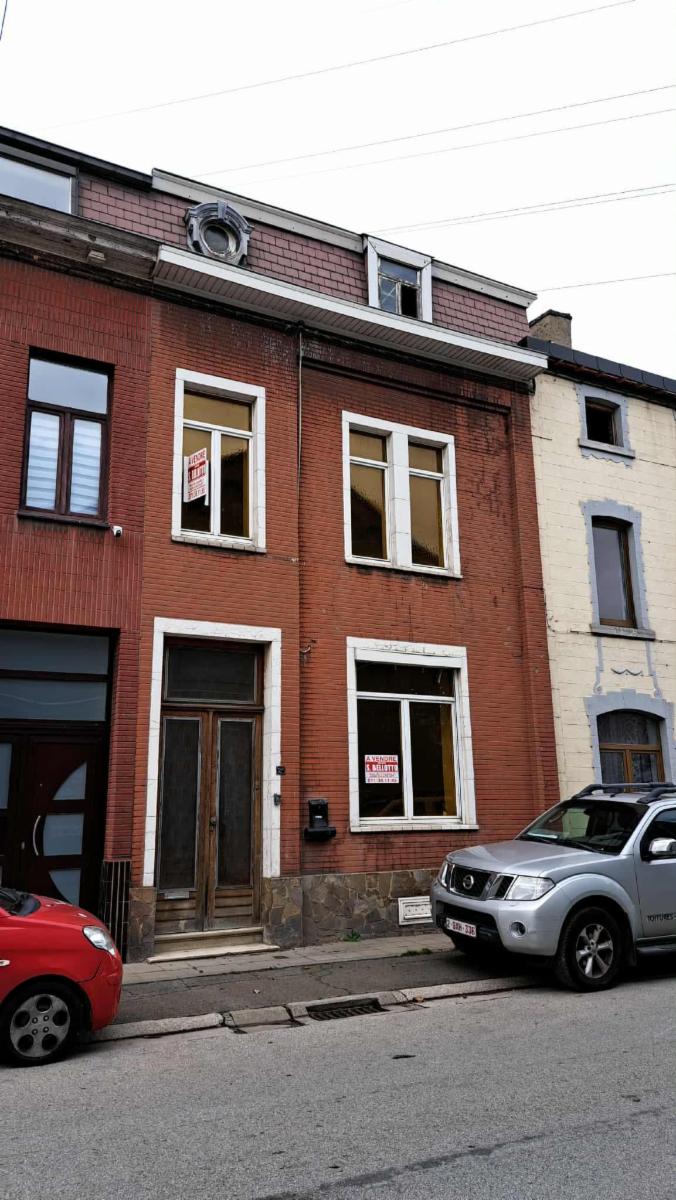 Grande maison d'habitation, 3 chambres avec cour et jardinet