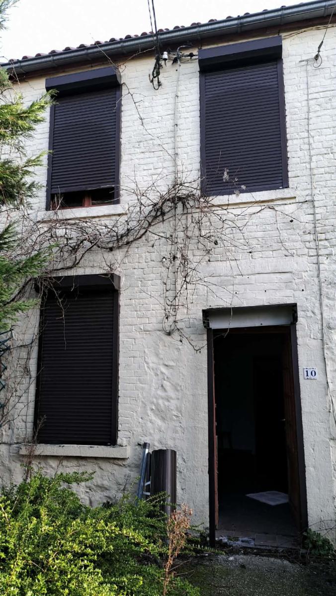 Maison d'habitation 3 façades avec jardin