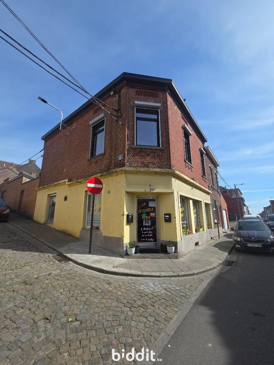 UN IMMEUBLE AVEC COMMERCE ET APPARTEMENT ET DEUX GARAGES 