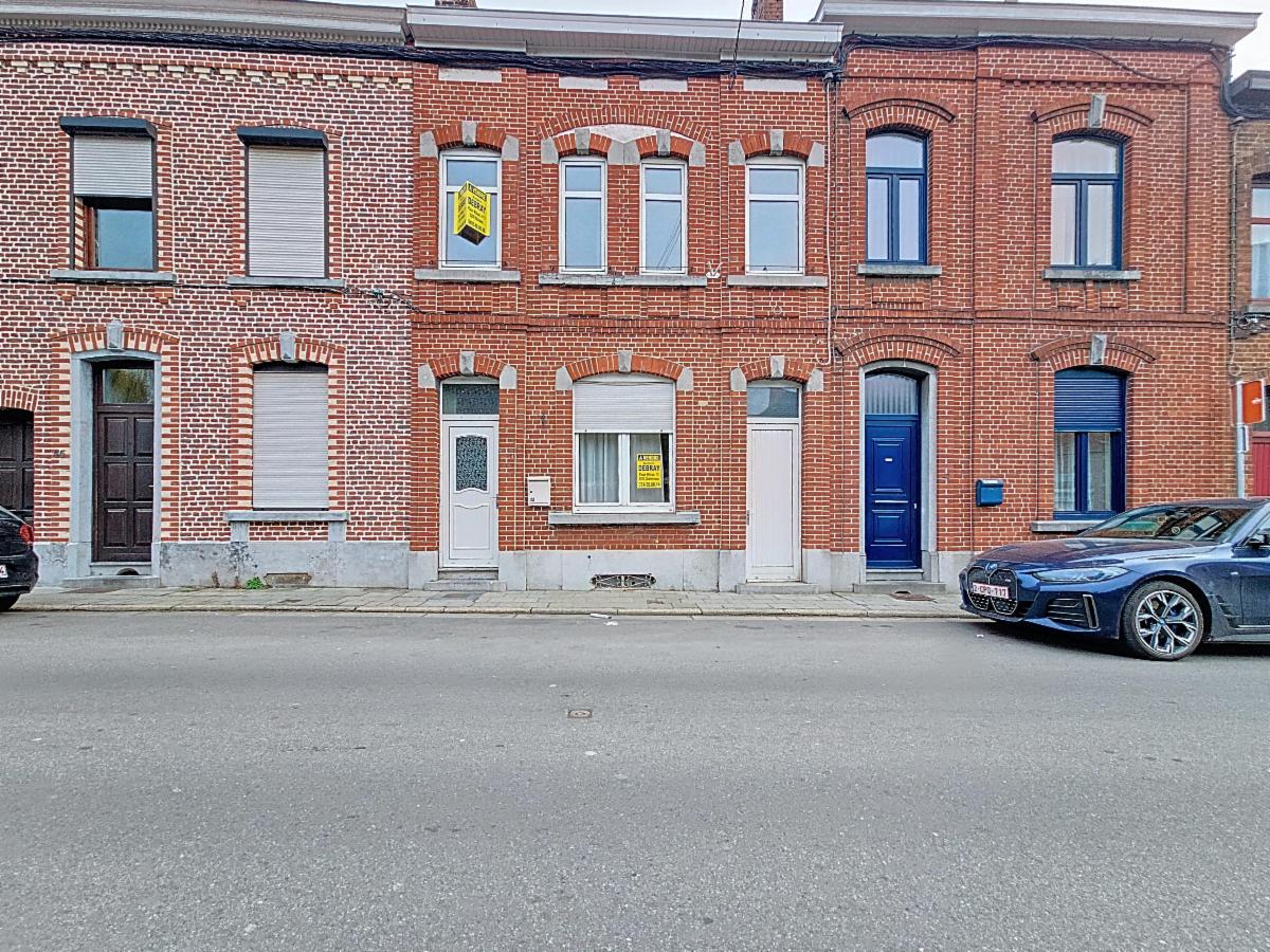 Maison 2 façades à rafraîchir avec jardin.