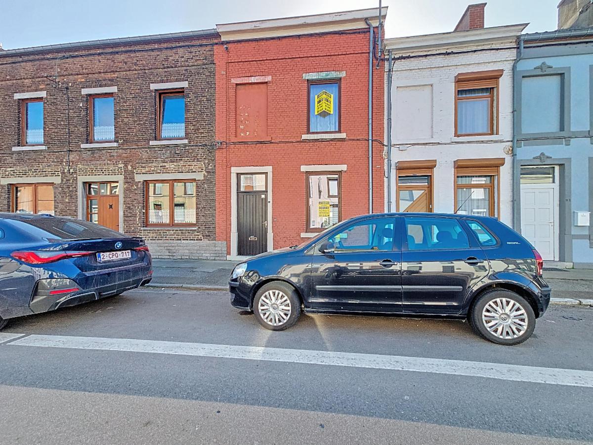 Maison 2 façades offrant un beau potentiel, avec jardin.