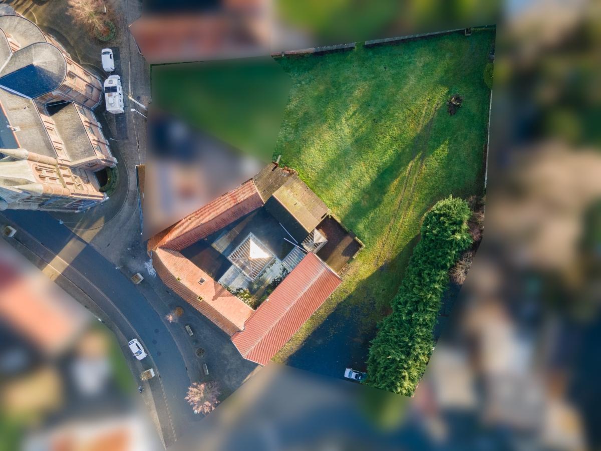 Ferme à restaurer avec jardin sis Place de Willemeau