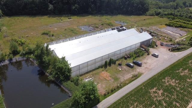 Pépinière avec serre, bureau et étang