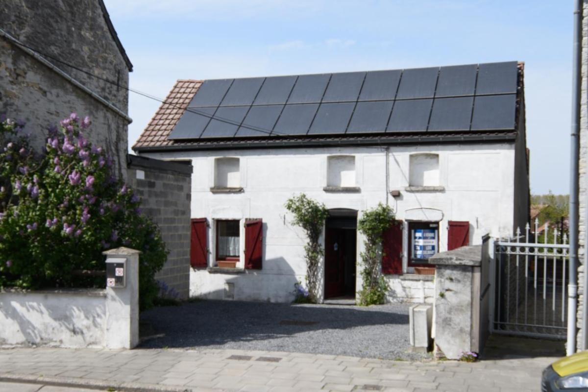 Maison avec jardin et cave sise à VAULX