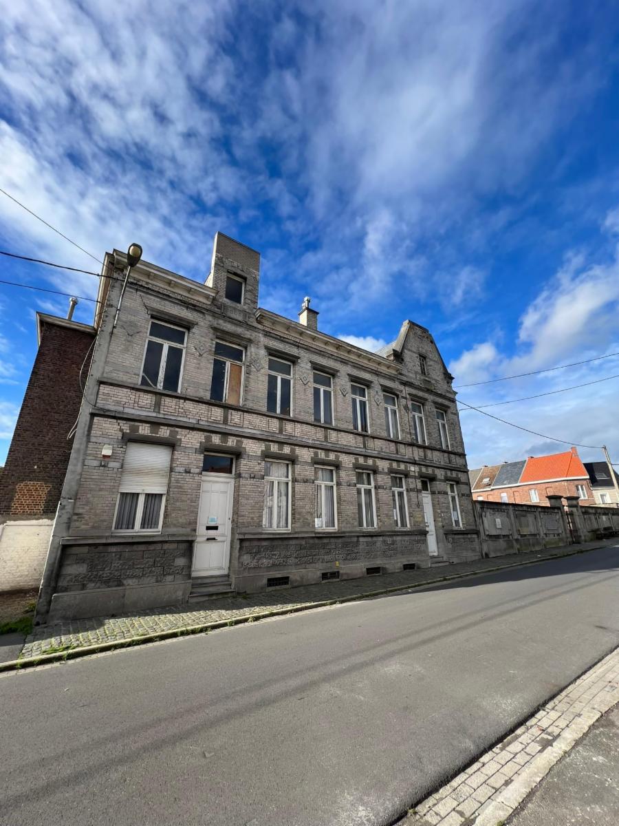 Ensemble de deux bâtiments avec cours
