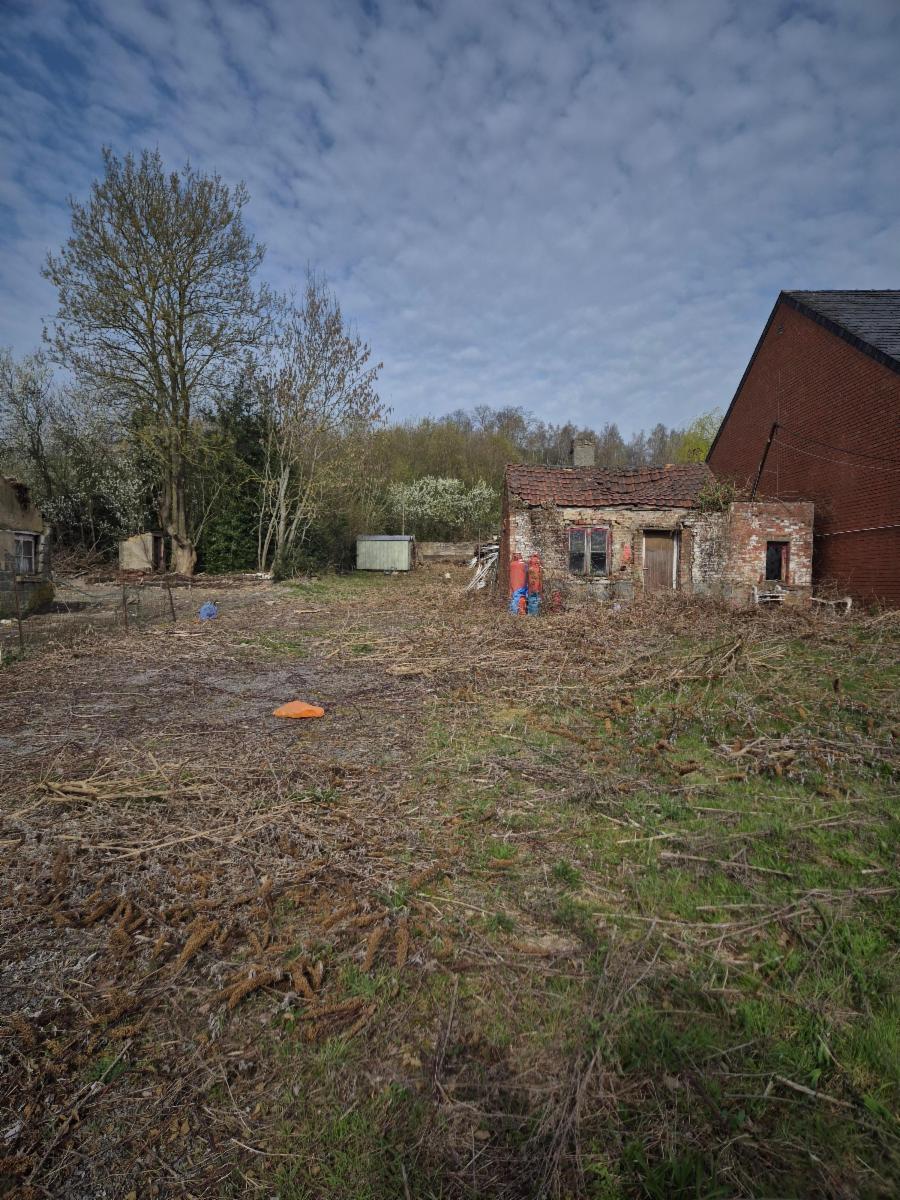 Parcelle de terrain en zone d'habitat avec ruines