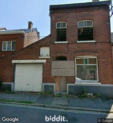 Maison d'habitation à rénover entièrement, garage et jardin