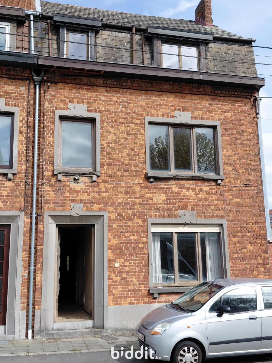 Maison d'habitation 3 façades à rénover avec jardin