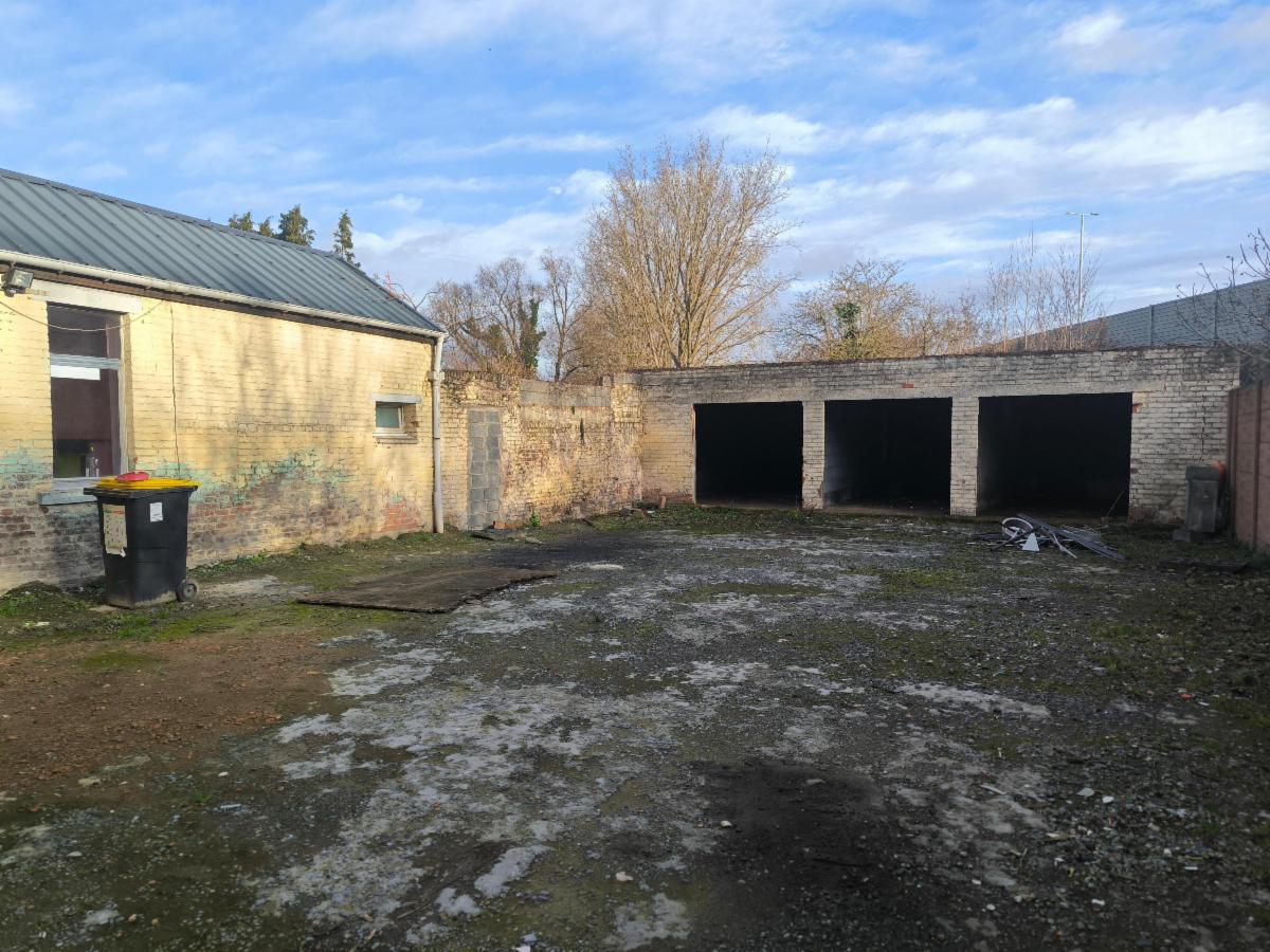 photo 5 du bien MAISON UNIFAMILIALE A RENOVER avec 4 GARAGES
