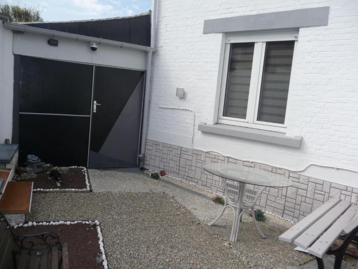 photo 5 du bien BELLE MAISON 3 FACADES avec garages et cour. 