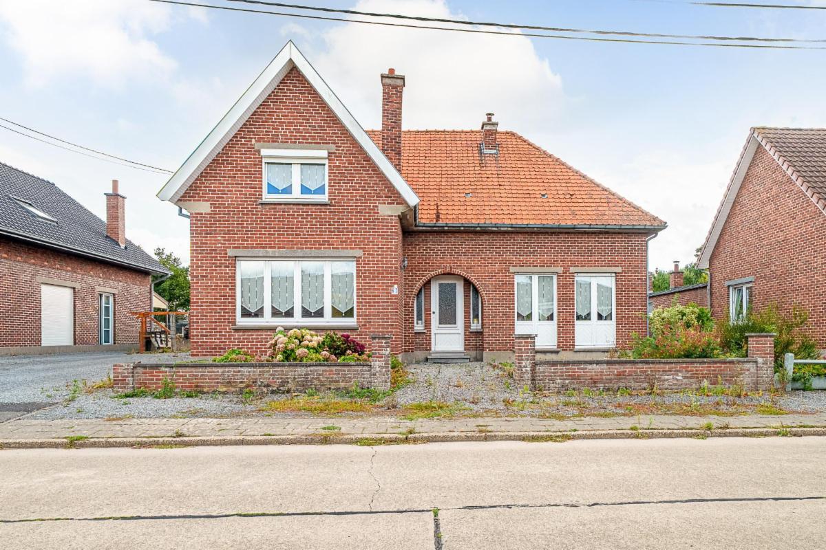 Villa 4 façades avec véranda, garage et haut potentiel