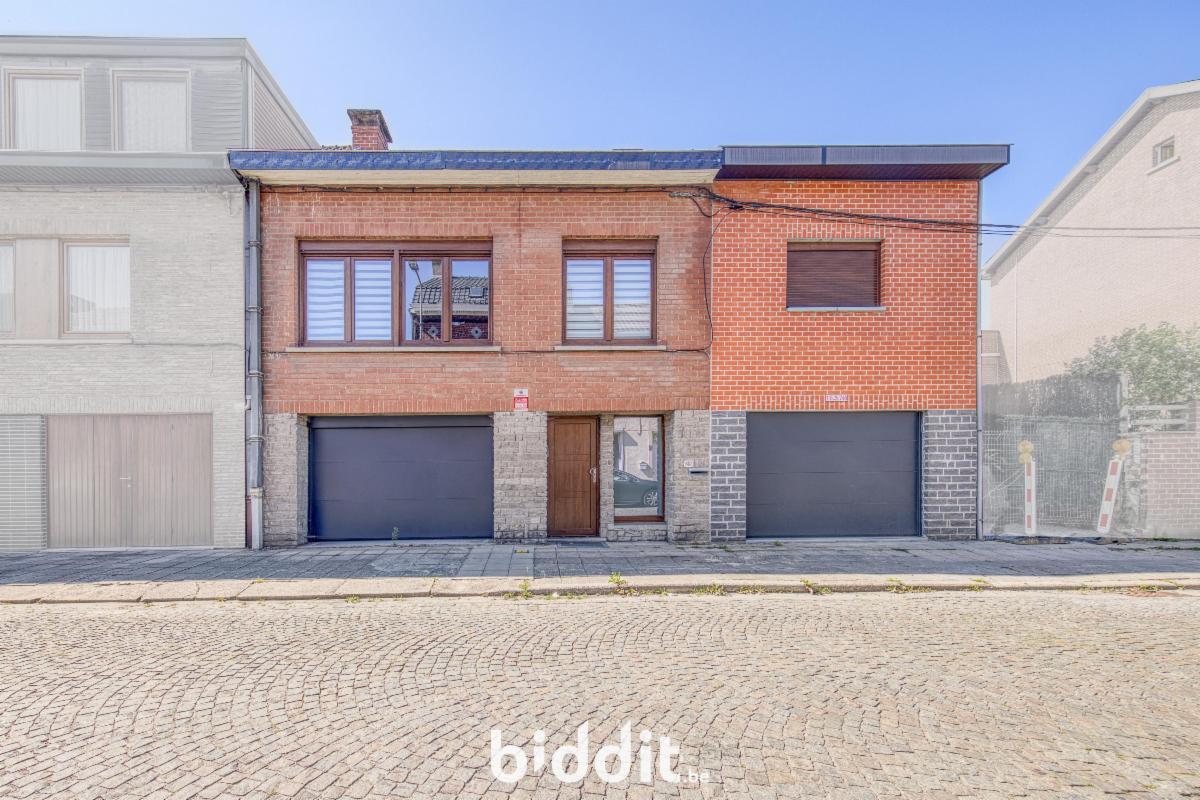 Maison avec jardin. et garages