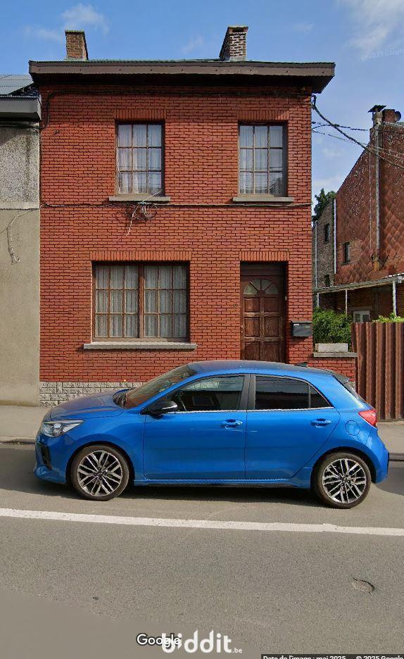 Maison avec jardin et garage.