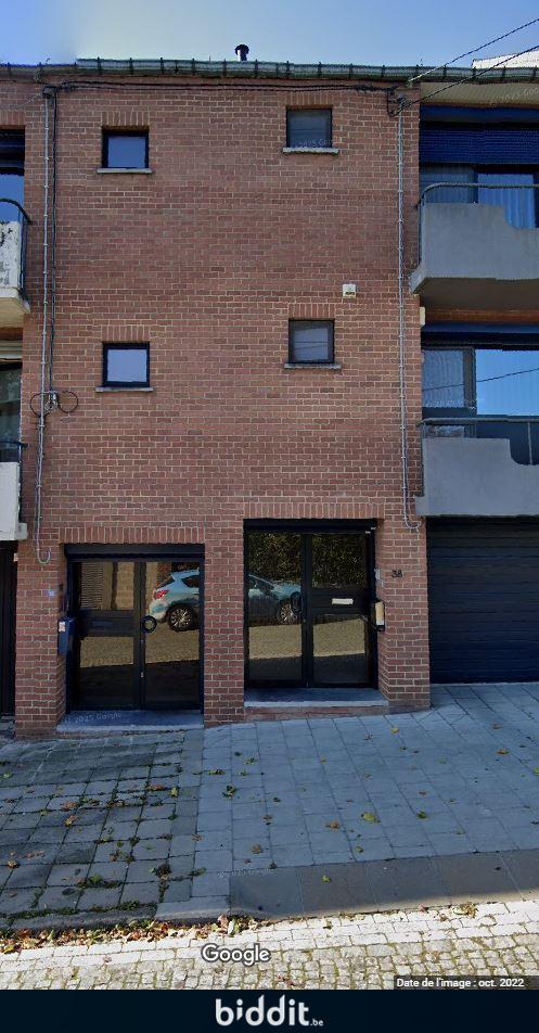 Maison avec jardin et garage.