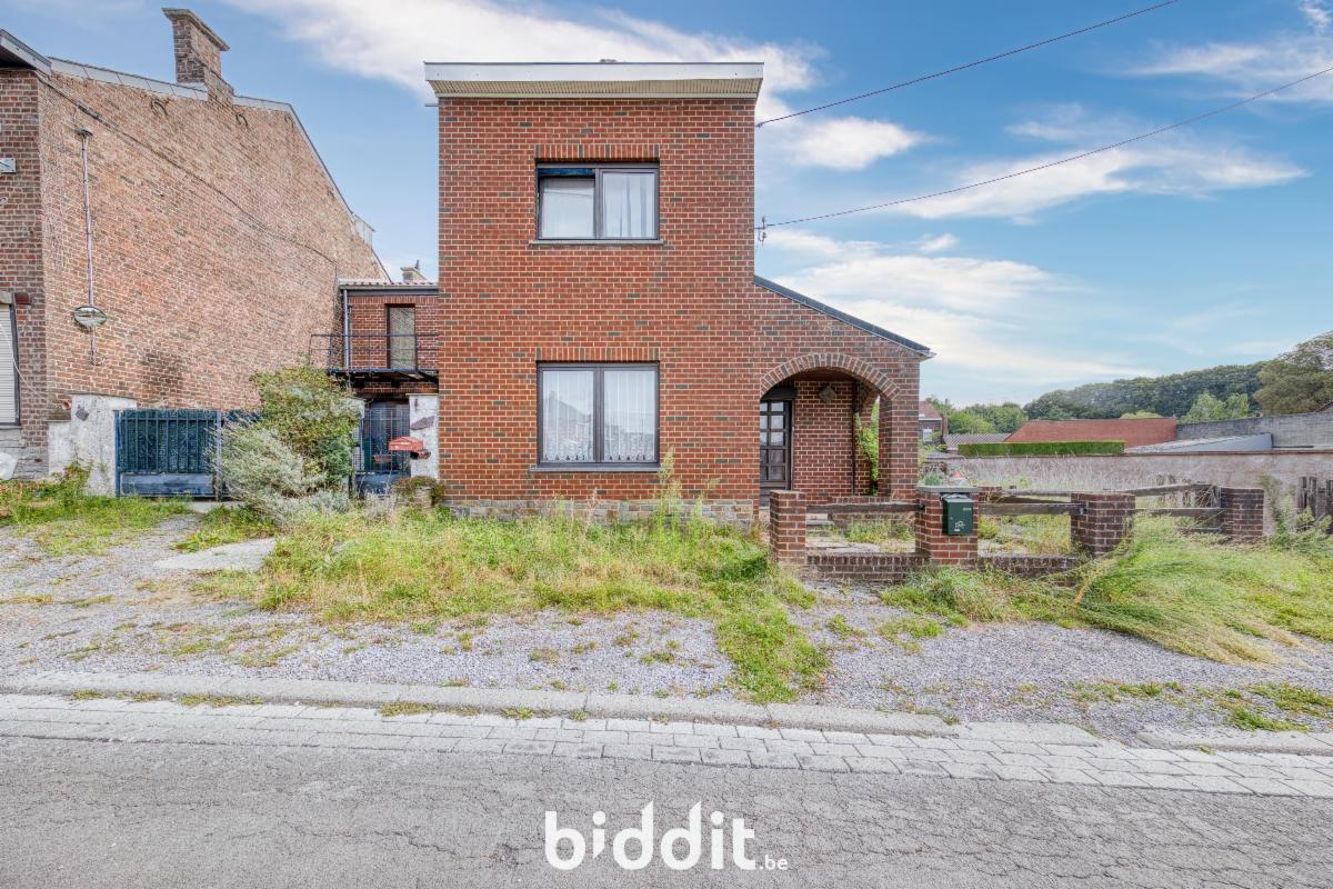 Maison avec jardin et garage.