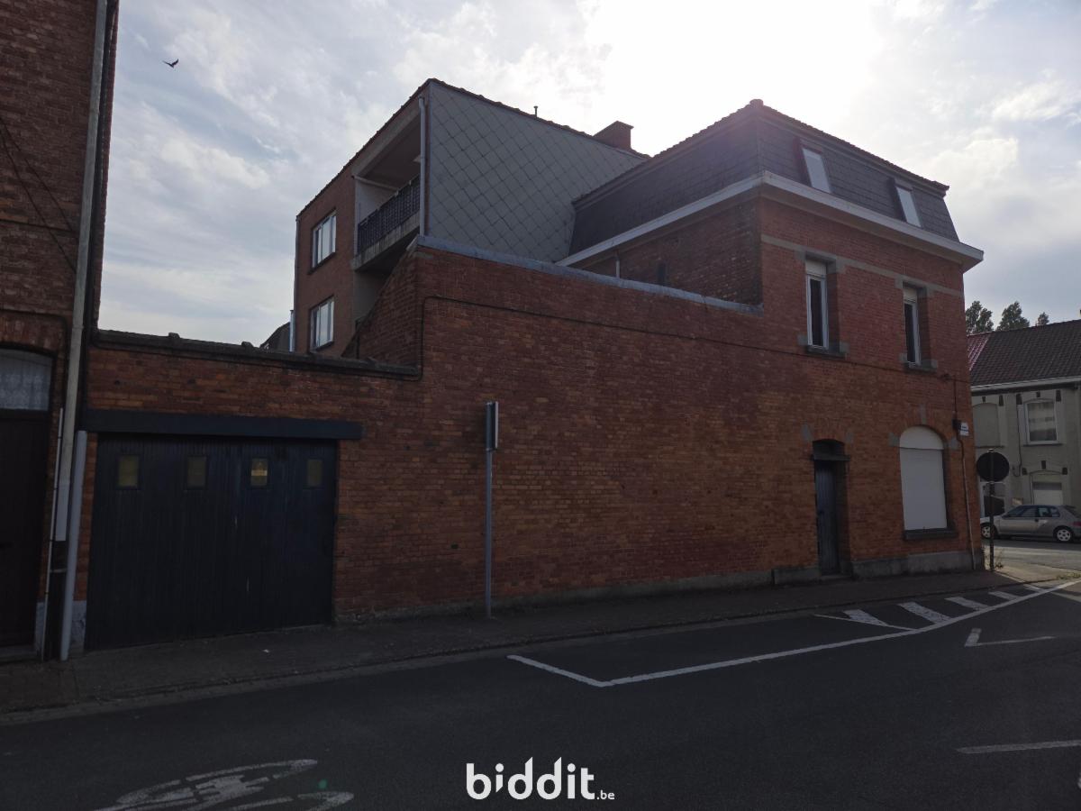 photo 2 du bien Maison à rénover avec garage.