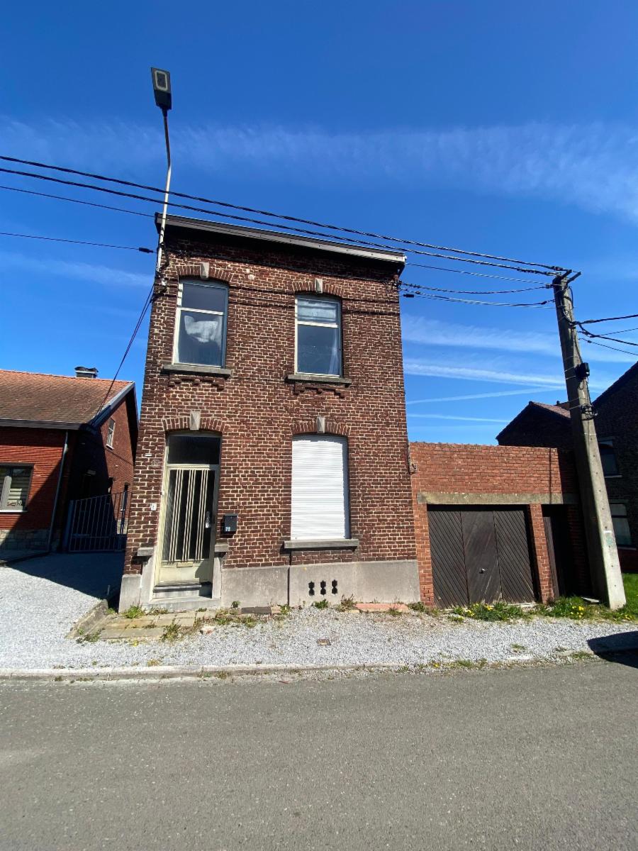 Maison avec jardin.