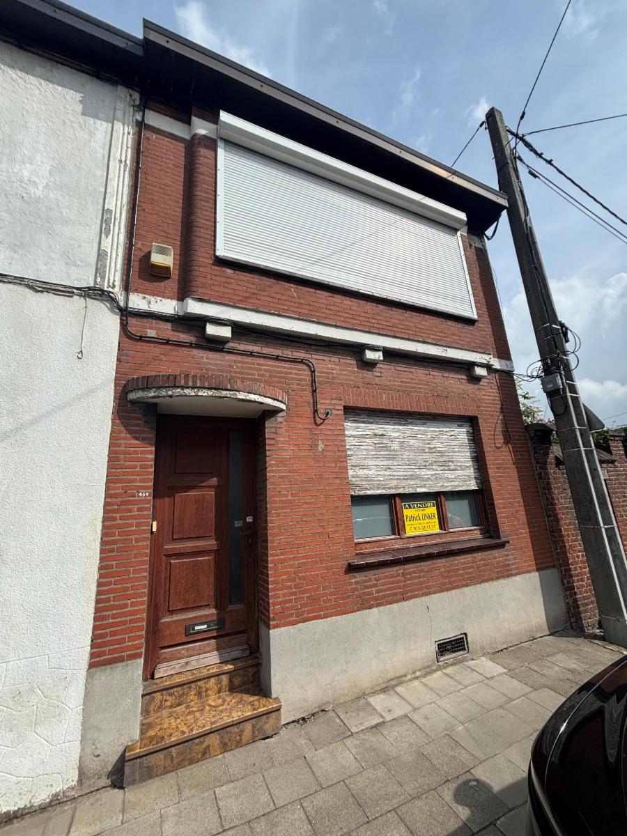 Une maison avec dépendances et cour.