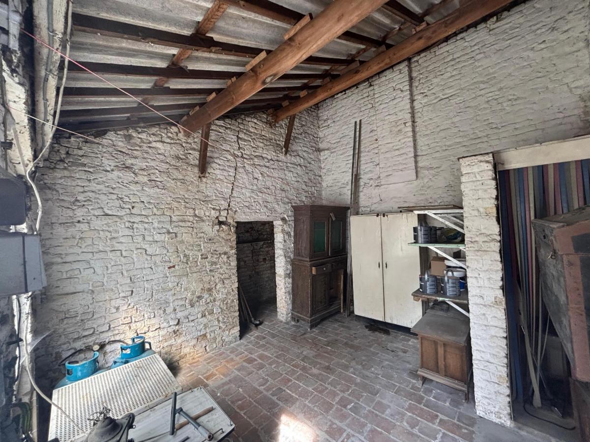 Photo 2 du bien Une maison avec dépendances et cour.