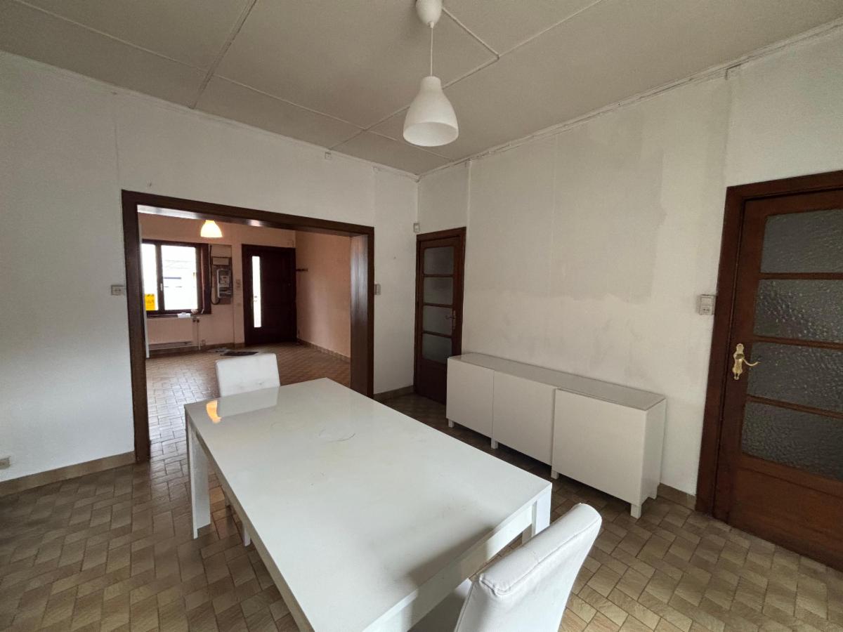 Photo 7 du bien Une maison avec dépendances et cour.