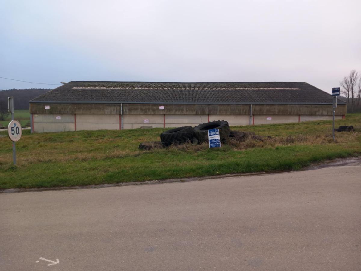 TRES GRANDE ETABLE (735 m2) + 24 ha 20 a de pâtures - libres