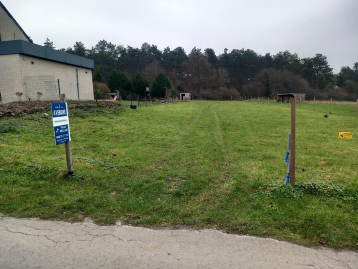 BEAU TERRAIN SITUE DANS UN CADRE VERDOYANT