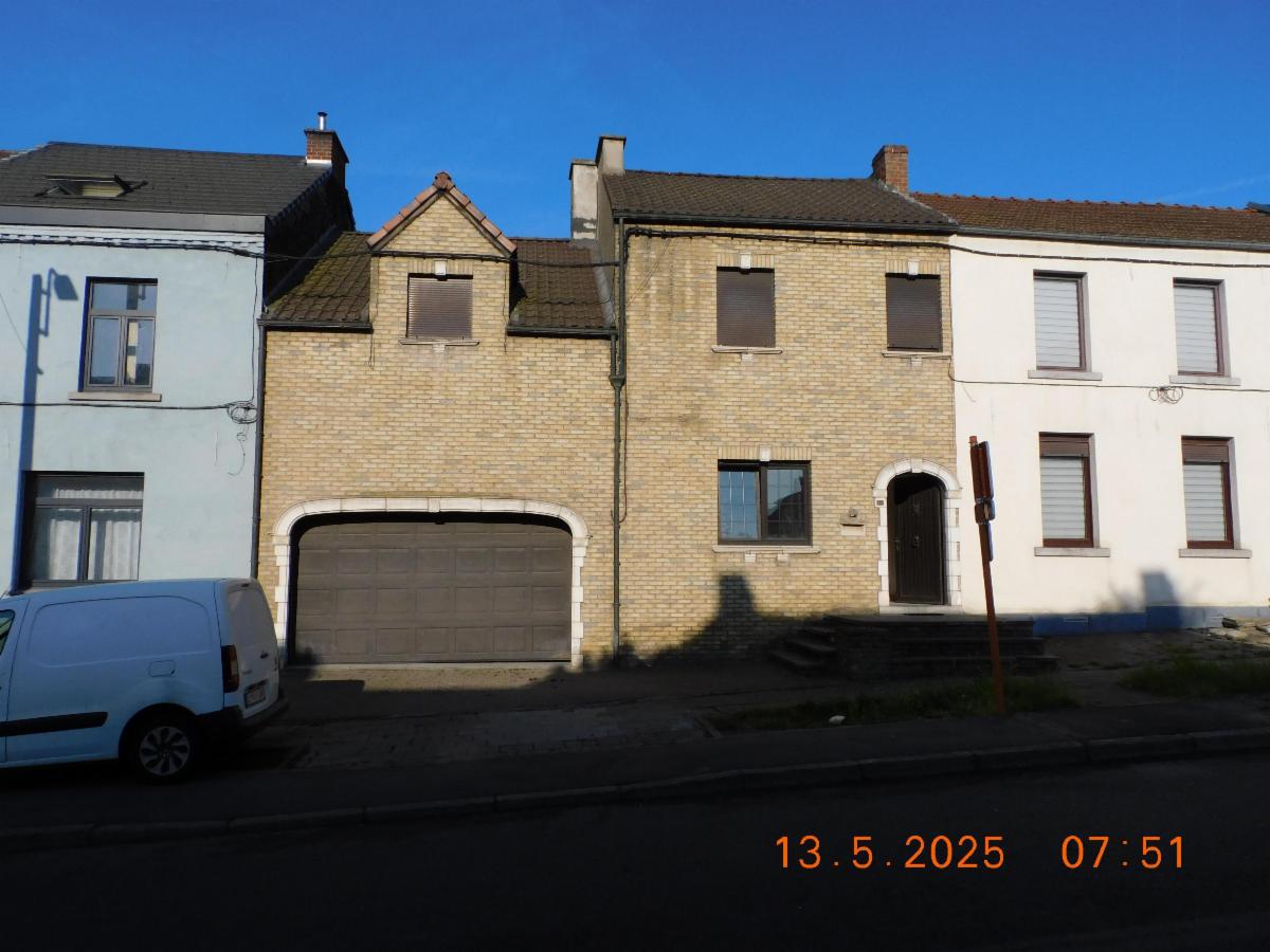 Maison d'habitation avec grand garage et jardin