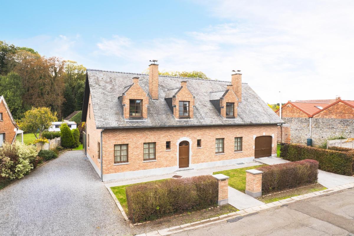 Photo 1 du bien Magnifique villa avec garage, parking et jardin