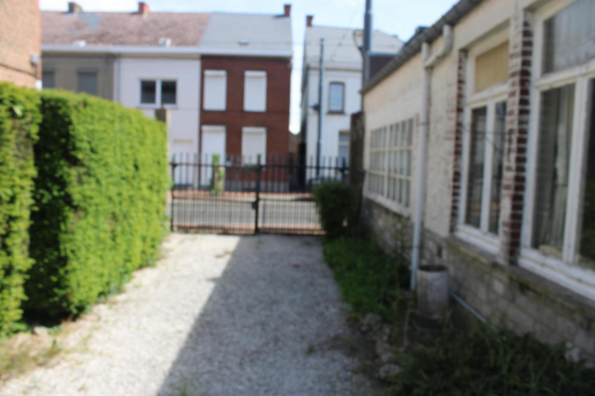 Photo 3 du bien Maison à rénover 3 façades avec jardin