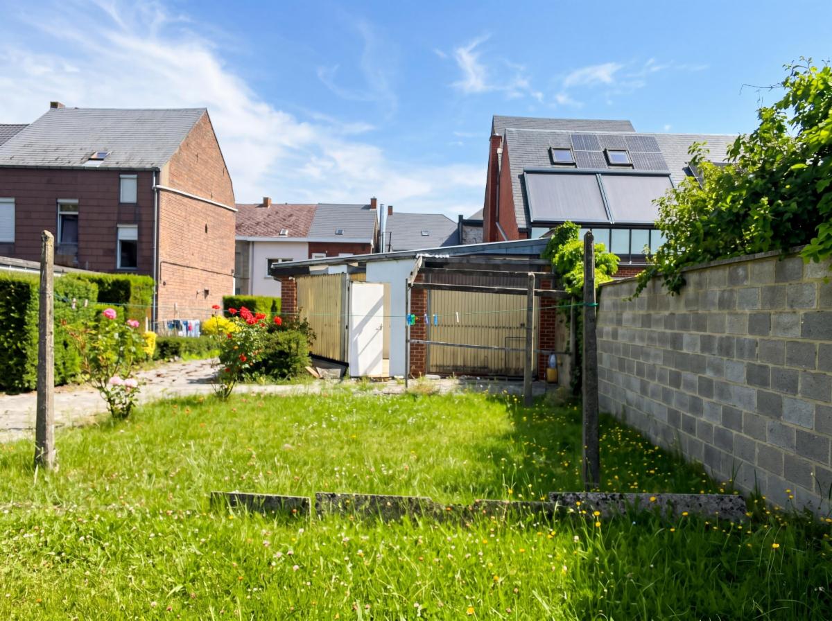 Photo 6 du bien Maison à rénover 3 façades avec jardin