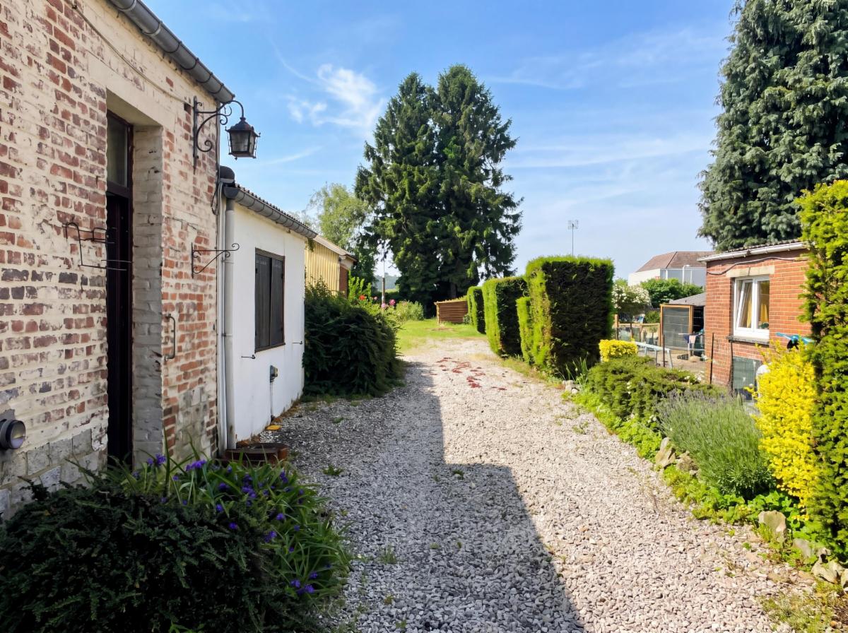 Photo 8 du bien Maison à rénover 3 façades avec jardin