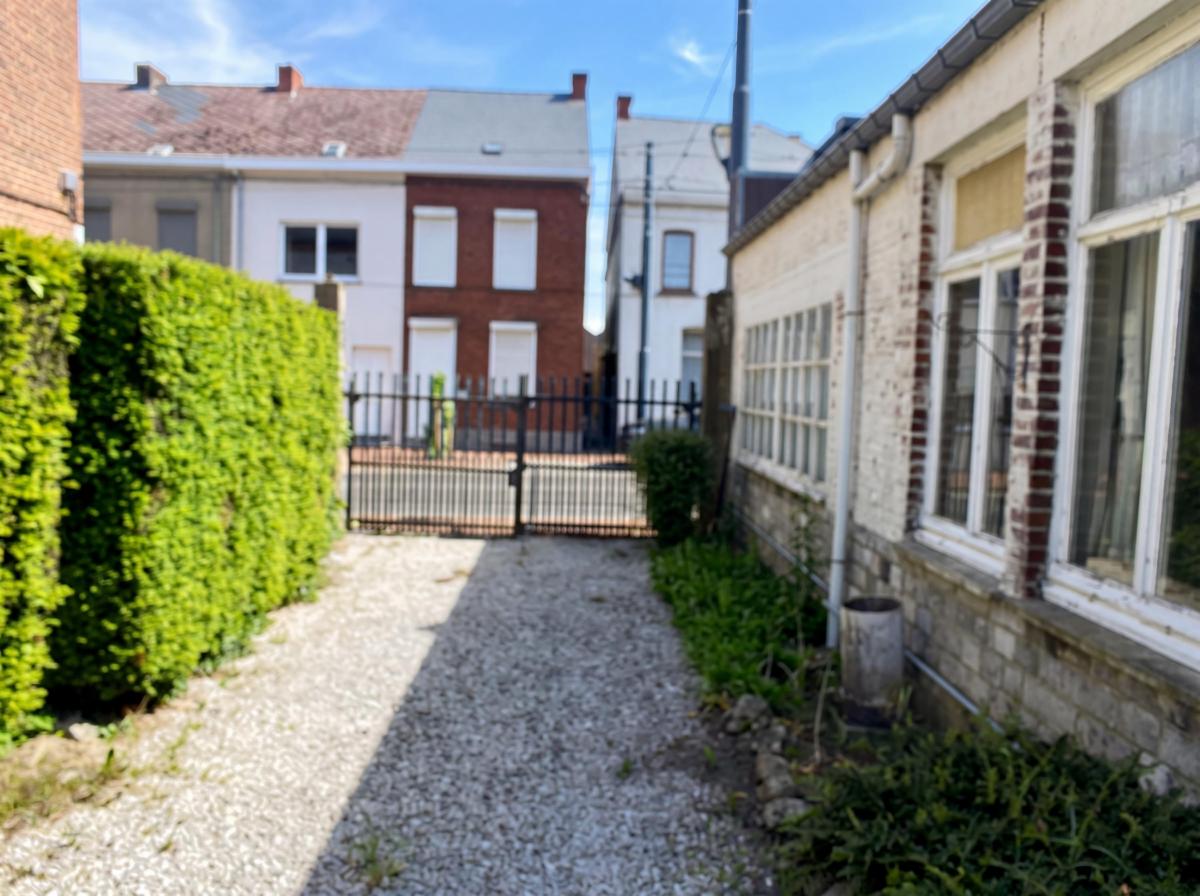 Photo 10 du bien Maison à rénover 3 façades avec jardin