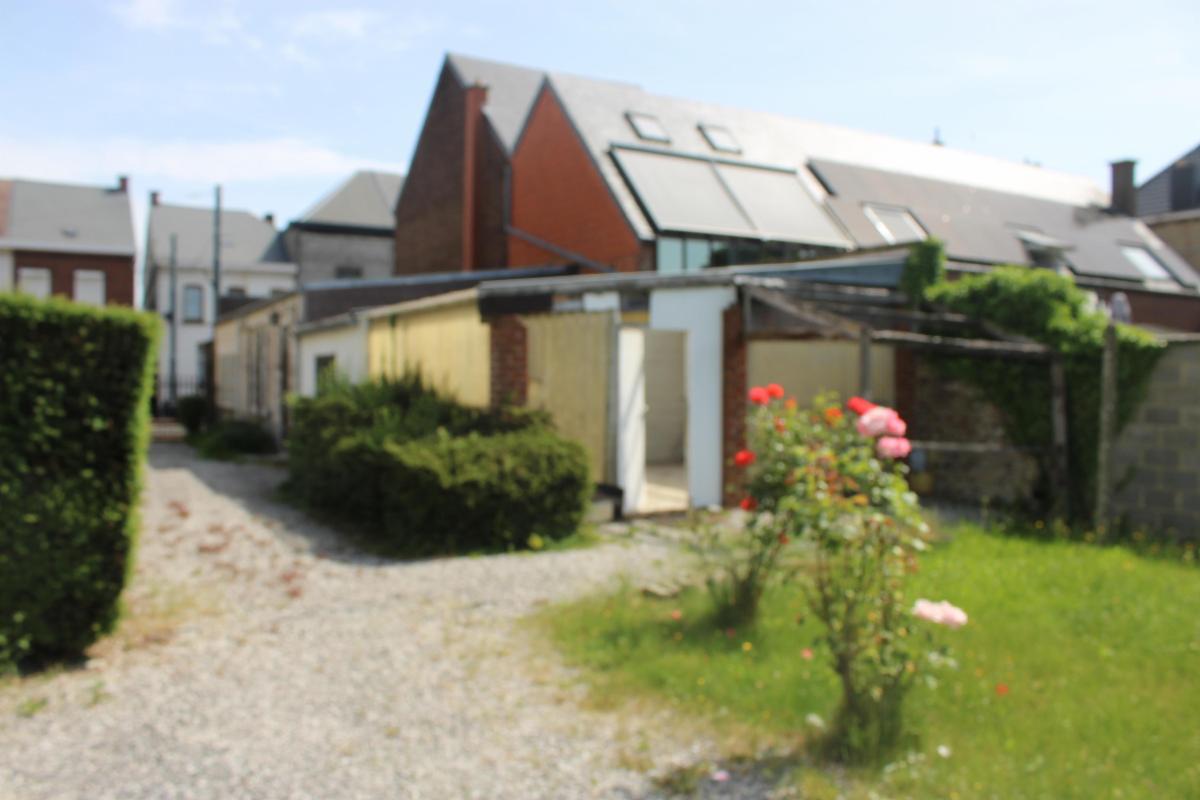 Photo 6 du bien Maison à rénover 3 façades avec jardin