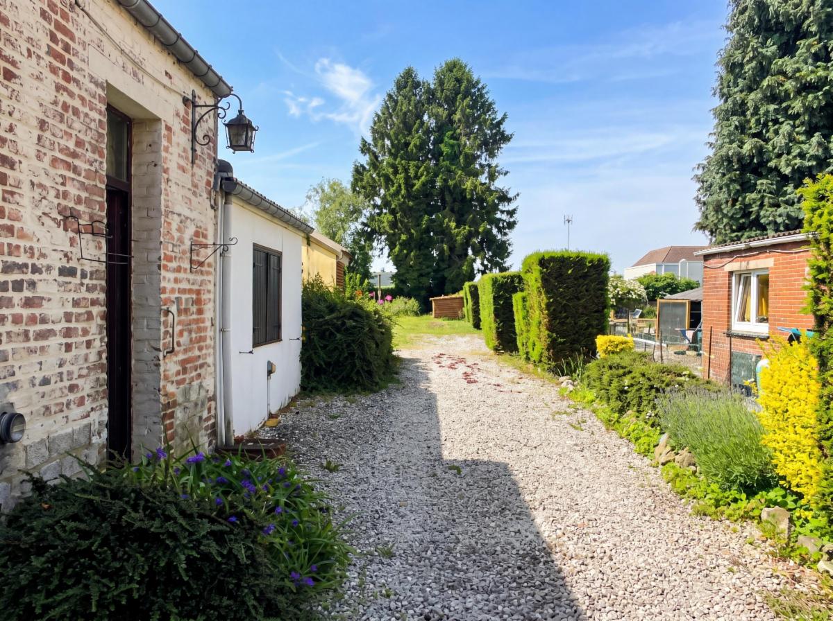 Photo 12 du bien Maison à rénover 3 façades avec jardin