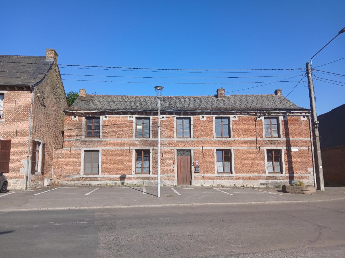 Maison à rénover avec dépendances et jardin 
