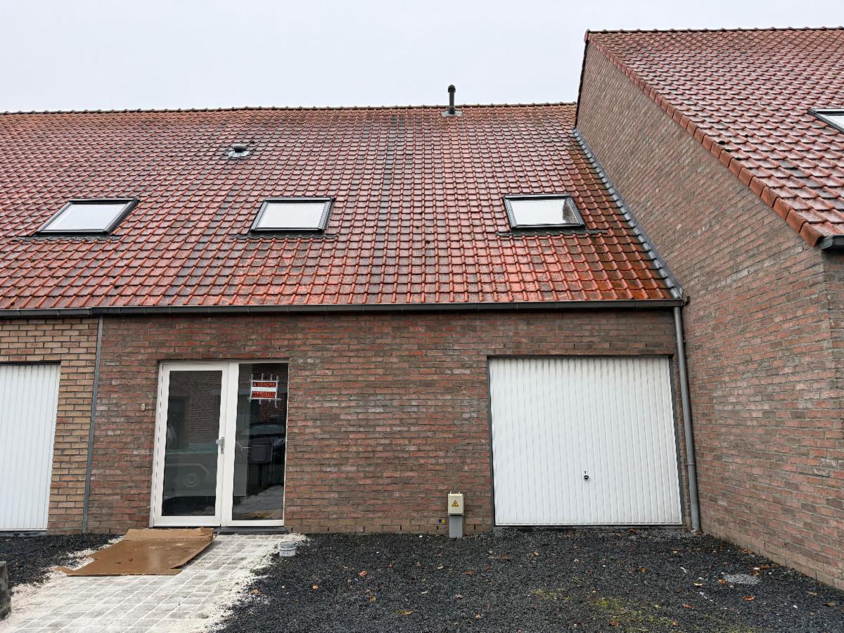 Maison récente avec 3 chambres, garage et jardin.