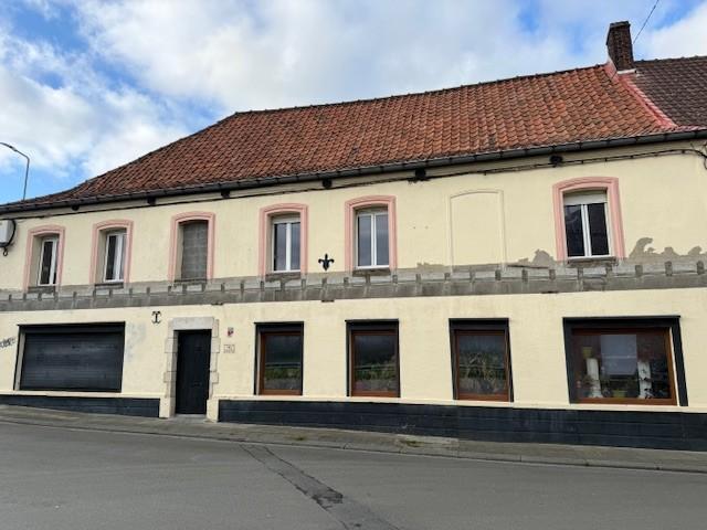 Spacieuse maison sise au calme avec jardin et parking.