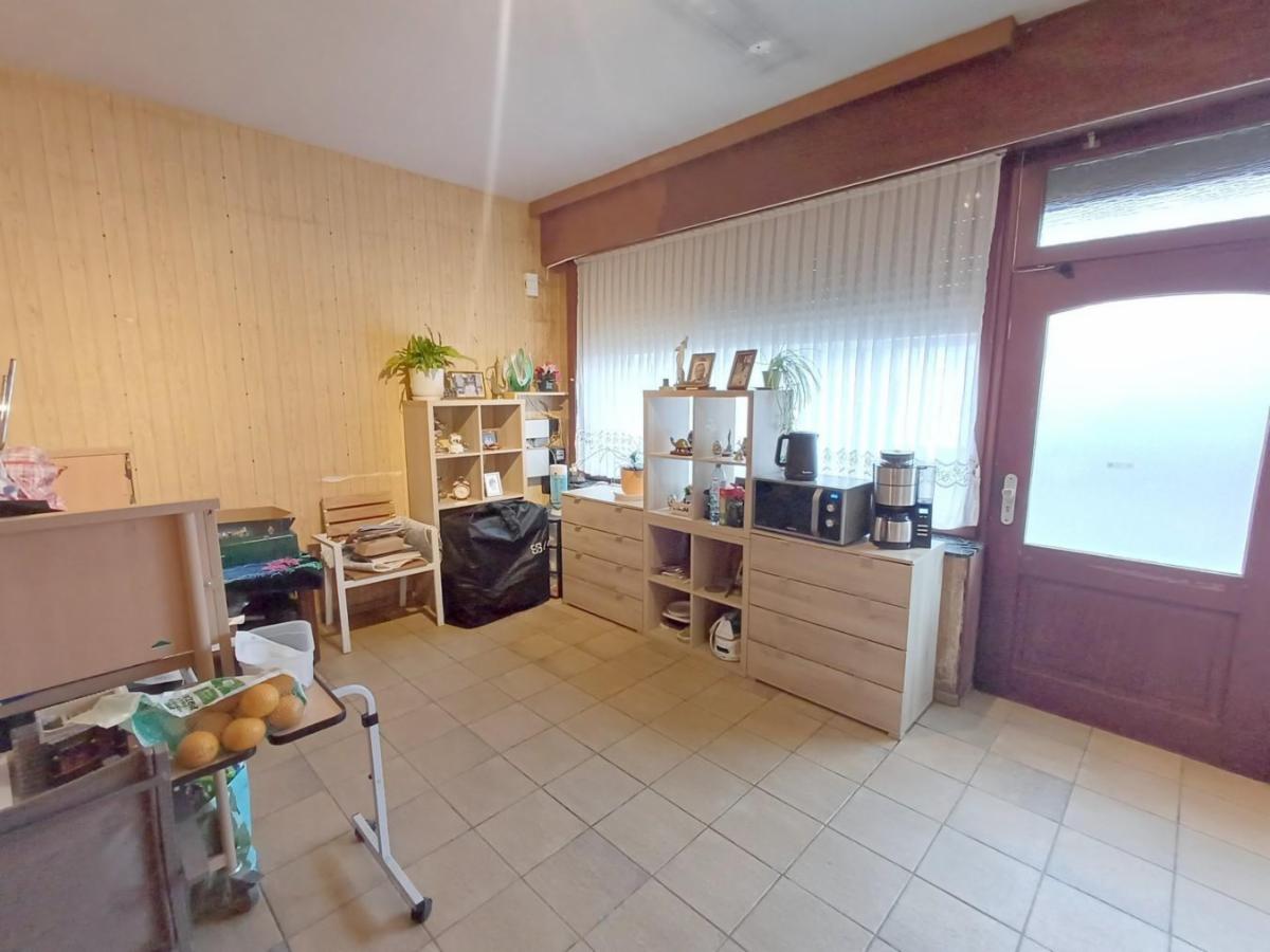 Maison offrant de beaux volumes, à rénover, avec jardin