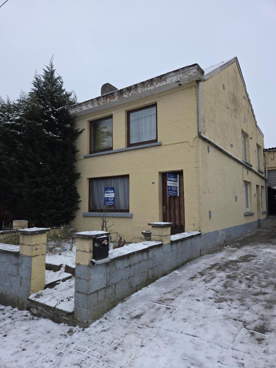 Maison 3 façades (à rénover) à 6180 Courcelles